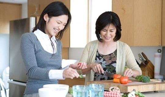 4-9 1. Phụ nữ đi lấy chồng việc quan trọng là chăm chồng, sinh con. Cả hai việc đấy còn chưa hoàn thành thì những mối quan hệ khác có quan trọng gì. 2. Con trai tôi, tôi vất vả nuôi lớn như nào, chẳng bao giờ nỡ lòng đánh nó một roi, chẳng bắt nó động tay động chân việc gì ấy vậy mà vợ nó suốt ngày mắng mỏ, hành hạ nó, bảo ghé chợ mua cái này cái kia, đôi khi là lau nhà, nấu cơm. Đúng là dâu muốn qua mặt mẹ rồi mà. 3. Mẹ không có con dâu này thì có con dâu khác.