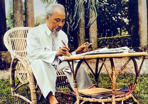 nhung-bai-tho-viet-ve-bac-ho-1