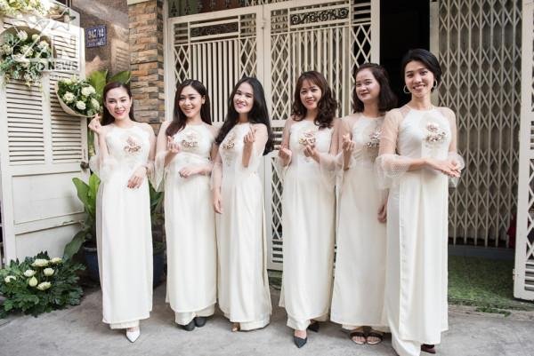 Áo dài bưng quả