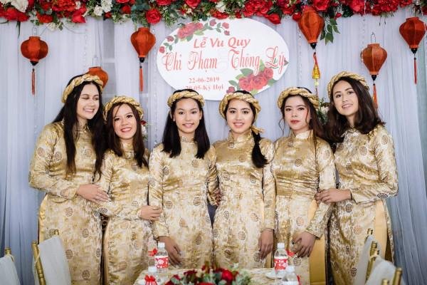 Áo dài bưng quả