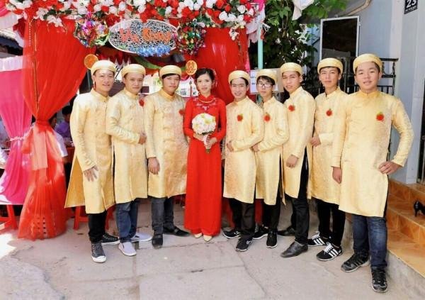 Áo dài cưới bưng quả