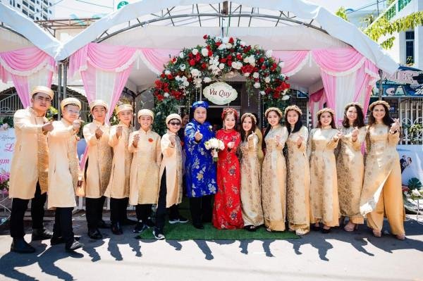 Áo dài cưới bưng quả