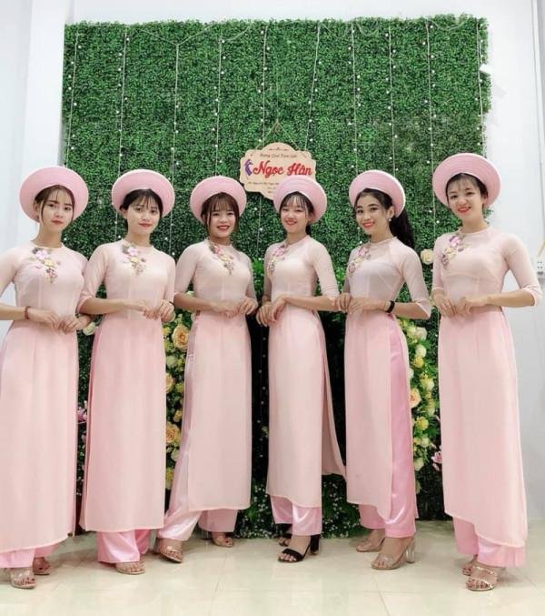 Áo dài bưng quả