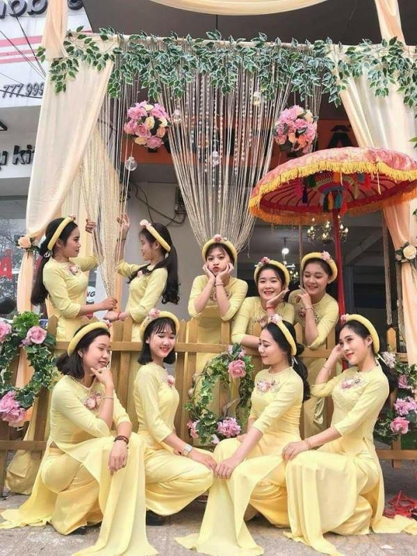 Áo dài bưng quả