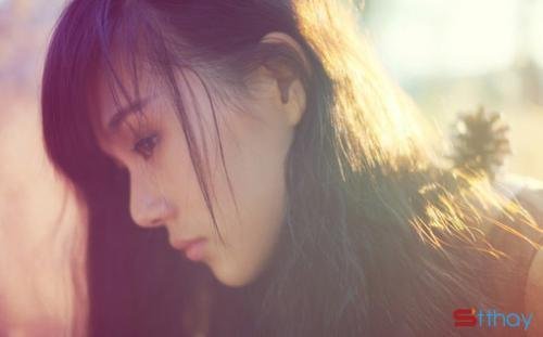 Những dòng status buồn - Không mạnh mẽ, em yếu đuối cho ai thương?