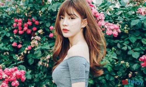 Những dòng status buồn - Không mạnh mẽ, em yếu đuối cho ai thương?
