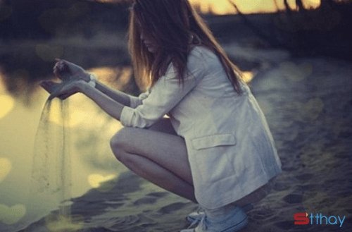 Em biết trong tim anh mình chẳng là ai