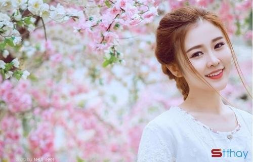 Đưa tay hứng lấy những giọt mưa tháng 7, anh vẫn cảm nhận được một chút ấm áp của ngày nắng vừa đi qua