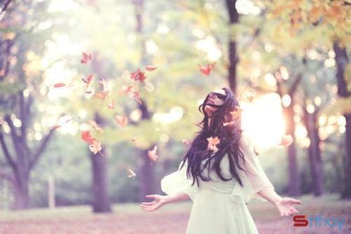 Đưa tay hứng lấy những giọt mưa tháng 7, anh vẫn cảm nhận được một chút ấm áp của ngày nắng vừa đi qua