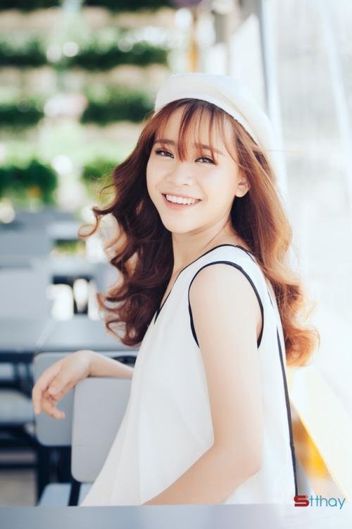 Status hay Em bước vào tuổi mười sáu đầy bất chợt song lại rất nhẹ nhàng như một cơn mưa rào mùa hạ tươi mát
