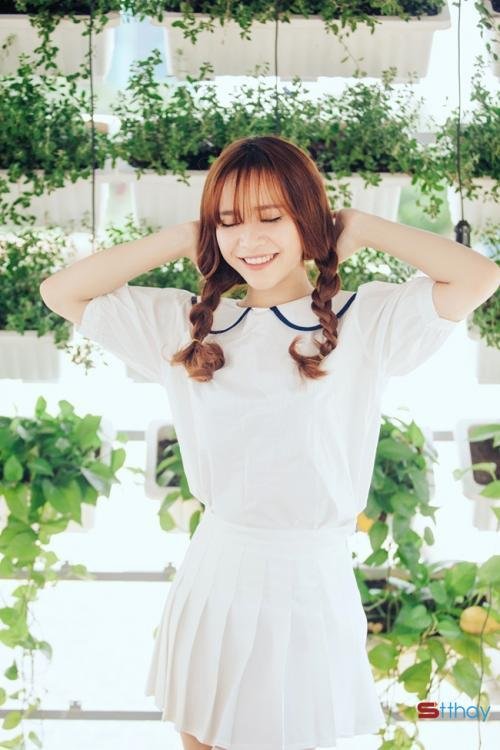 Status hay Em bước vào tuổi mười sáu đầy bất chợt song lại rất nhẹ nhàng như một cơn mưa rào mùa hạ tươi mát
