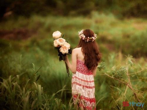 Tuổi 17, ta nhìn đời bằng cuộc sống đầy màu sắc, bằng những hi vọng và ấp ủ, đam mê và nhiết huyết. Song bước qua rồi, lại cảm thấy mình quá thơ ngây, vấp phải những sóng gió đầu đời, cảm xúc có phần vơi bớt, tâm hồn vì thế cũng chai sạn. Nhưng năm 18 tuổi, ta vẫn còn nhiều thứ để biết. Năm 20 tuổi, ta vẫn còn phần dang dở đang chờ phía trước. Năm 21 tuổi, 22 tuổi, 23 hay 24 tuổi, ta vẫn còn nhiều người đang chờ đợi ta phía trước...