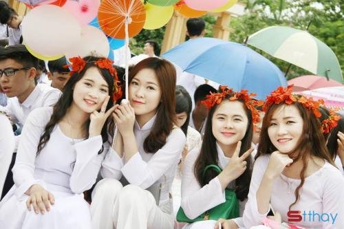  Ngày tháng 5, ngày mùa hè đến gắn liền với mùa yêu đầu. Ta gặp người vào một ngày đầy nắng, nụ cười ngập nắng ấy, ánh mắt ấy đã làm trái tim ta xao xuyến mãi. Giấu chút buồn sâu trong đáy mắt, là vương vấn cho những yêu thương ấp ủ chẳng dám thành lời. Thứ tình cảm trong veo không đầu, không cuối ấy cứ thế mãi chẳng nên lời. Chùm hoa đỏ người tặng, ta gom góp lại mang cả một trời hoa đỏ đặt vào màu mắt ấy.