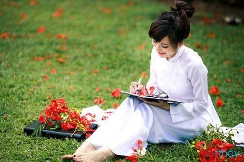  Ngày tháng 5, ngày mùa hè đến gắn liền với mùa yêu đầu. Ta gặp người vào một ngày đầy nắng, nụ cười ngập nắng ấy, ánh mắt ấy đã làm trái tim ta xao xuyến mãi. Giấu chút buồn sâu trong đáy mắt, là vương vấn cho những yêu thương ấp ủ chẳng dám thành lời. Thứ tình cảm trong veo không đầu, không cuối ấy cứ thế mãi chẳng nên lời. Chùm hoa đỏ người tặng, ta gom góp lại mang cả một trời hoa đỏ đặt vào màu mắt ấy.