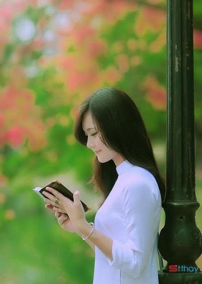  Ngày tháng 5, ngày mùa hè đến gắn liền với mùa yêu đầu. Ta gặp người vào một ngày đầy nắng, nụ cười ngập nắng ấy, ánh mắt ấy đã làm trái tim ta xao xuyến mãi. Giấu chút buồn sâu trong đáy mắt, là vương vấn cho những yêu thương ấp ủ chẳng dám thành lời. Thứ tình cảm trong veo không đầu, không cuối ấy cứ thế mãi chẳng nên lời. Chùm hoa đỏ người tặng, ta gom góp lại mang cả một trời hoa đỏ đặt vào màu mắt ấy.