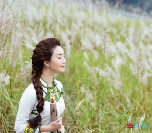 Status yêu thương Nỗi buồn vây quanh cô gái nhỏ