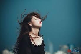Status yêu thương Nỗi buồn vây quanh cô gái nhỏ