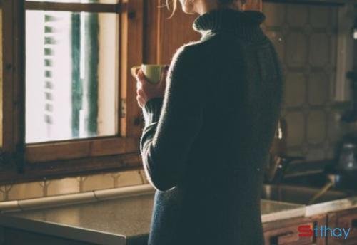 Đêm là lúc ánh mắt ta trông ngóng, là lúc đôi môi tắt những nụ cười, là lúc ta trở về gặm nhấm nỗi cô đơn buồn tủi, là lúc lạc lõng giữa bóng tối mênh mông…và là lúc không còn ánh sáng đẻ ngụy trang nữa, ta sống thật với chính mình. Ừ thì ra mình cô đơn đến thế…