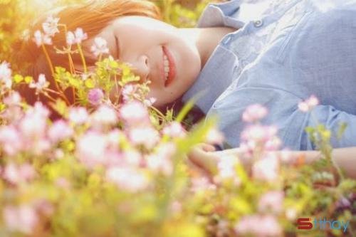 Stt nắng tháng năm buông những chùm hoa nắng rực rỡ khiến trái tim mỗi người rạo rực hè về